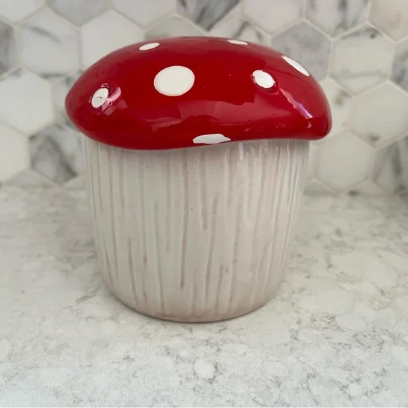Mushroom Design Ceramic Mug with Hidden Gnome NWOT - Picture 2 of 8